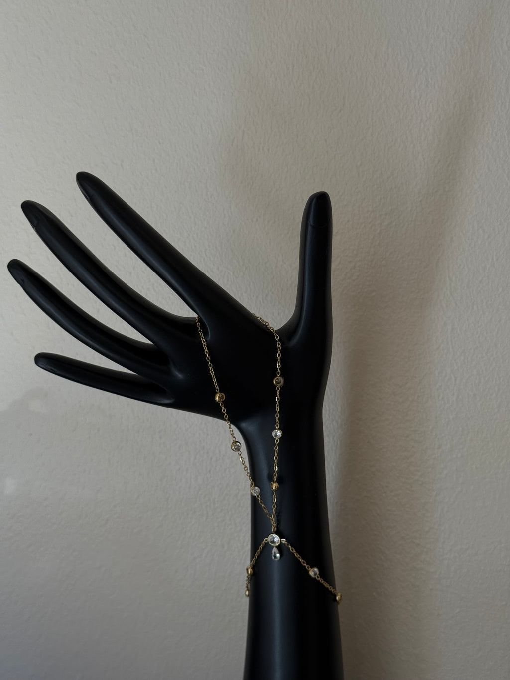 Chaîne main pierre coeur