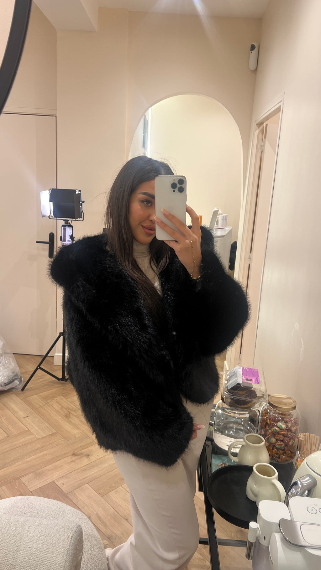 Fausse fourrure à Capuche - Noir (Taille unique)